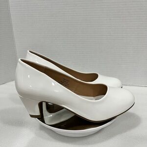 Journee‎ Collection Luu Womens Round Closed Toe Block Heel Pumps. Size: 6M White